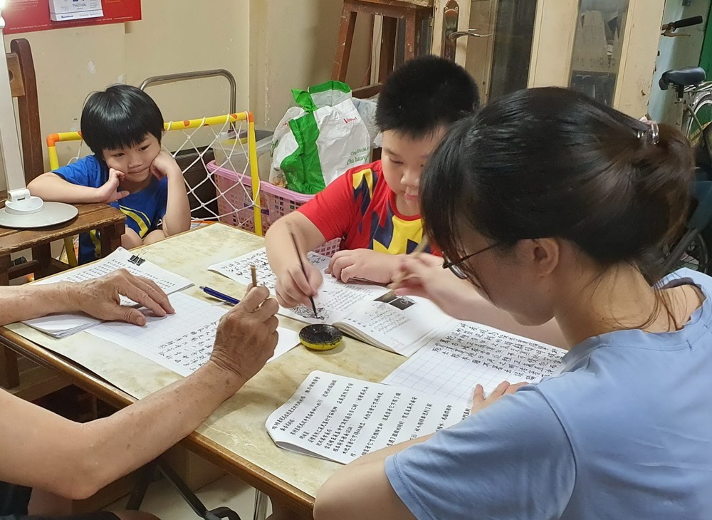 指導孩子練字。