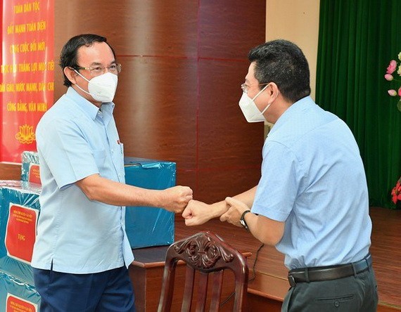 市委書記阮文年動員第七郡繼續做好防抗疫情工作。