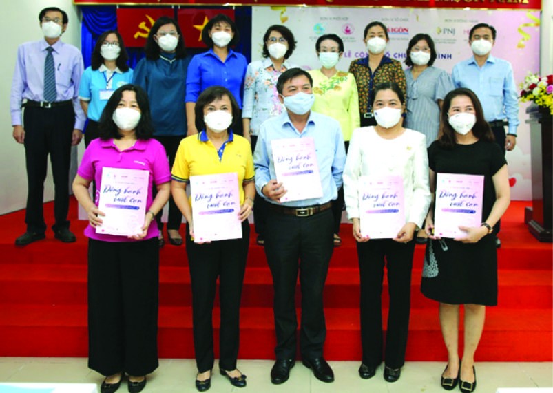 市婦聯會，市接生員協會，女企業家協會，富潤金銀寶石股份公司，《西貢解放報》昨(10)日配合舉辦“與孕婦同行”活動啟動儀式。