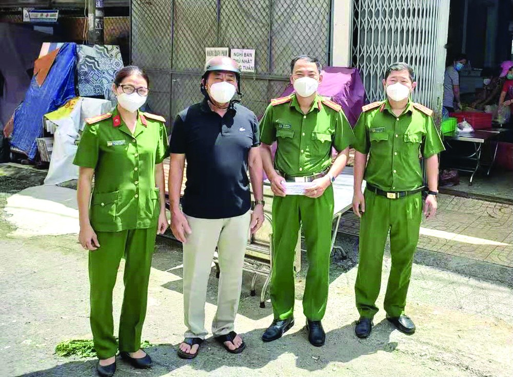 劉根全(左二)把善款轉給公安長陳雄英(左三)。