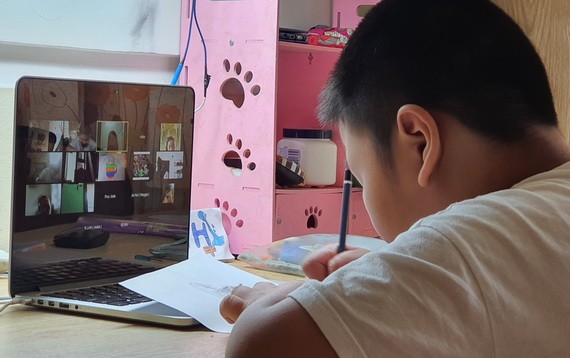 小朋友線上學習。