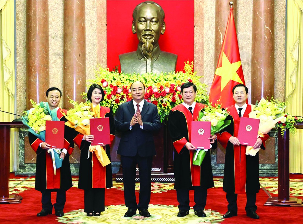 經國會批准後，國家主席、中央司法改革指委會主任阮春福日前已向4名高級審判官頒授出任最高人民法院審判官職務的委任《決定》。