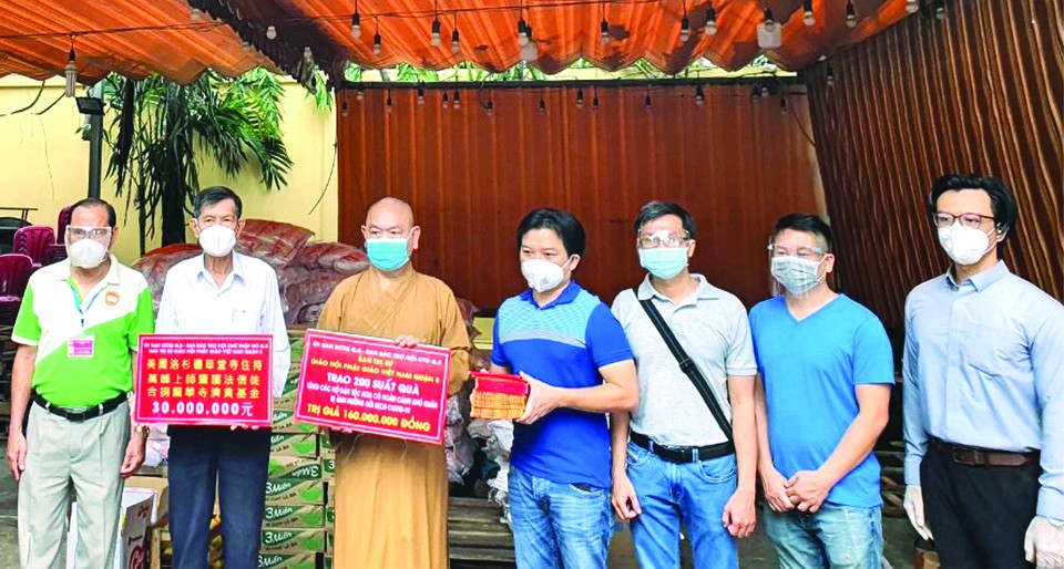 受旅居美國的華人越僑同胞所託，“西堤華人文化陳列室”計劃發起人麒麟於昨(17)日上午繼續同第八郡紅十字會輔助會、第八郡佛教會和龍華寺配合向當地受新冠肺炎疫情影響的貧困戶展開救濟。