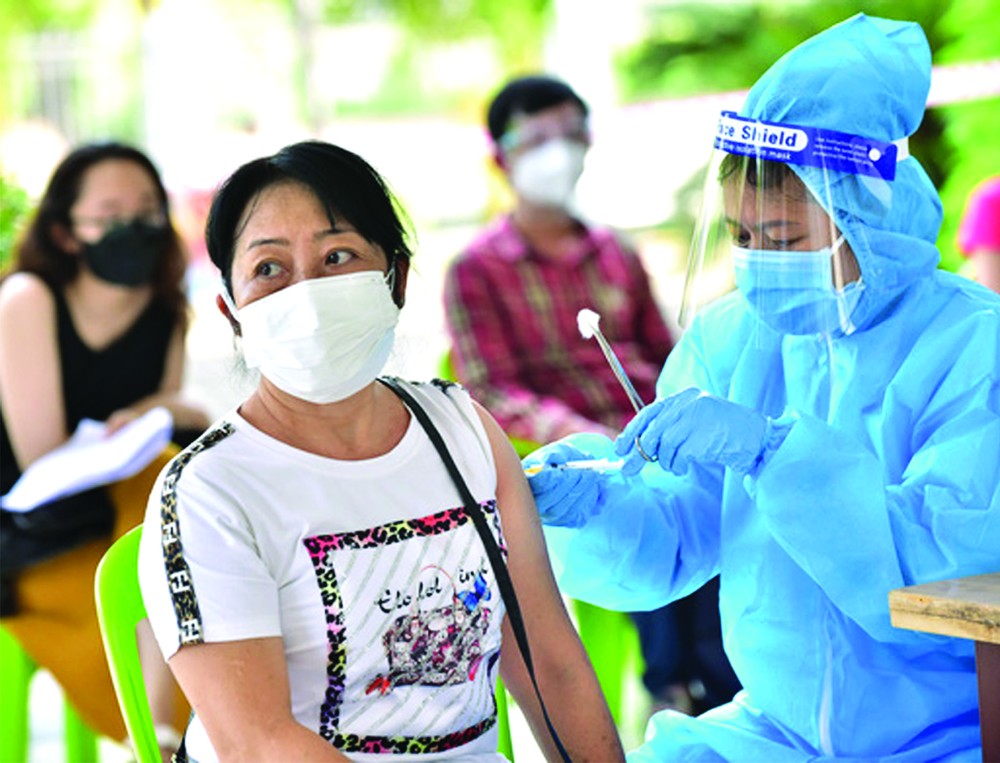 第五郡為民眾接種疫苗。