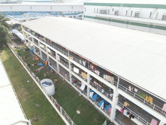 　　由於沒有工人宿舍，所以在實施“三就地”模式時，企業須使用廠房作為工人 用餐、歇息之處。