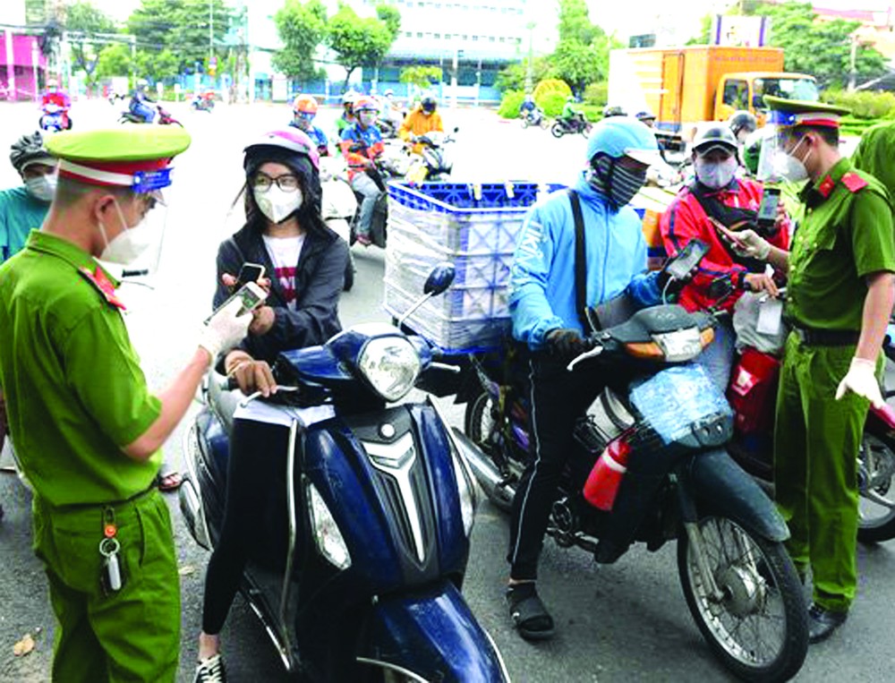 民眾外出要有二維碼。