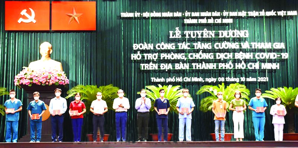 本市領導向表現出色抗疫人員頒發徽章。