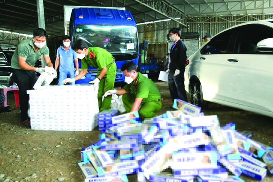 據滀臻省公安昨(8)日表示，該單位剛人贓並獲胡文槤(36歲，寓居隆安省德和縣)與黎賢功(52歲，寓居滀臻省滀臻市)非法運送、販賣逾1萬1000包走私外國香煙。