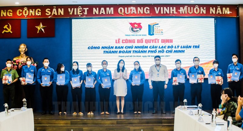 共青團本市市委昨(8)日上午舉行公佈共青團本市市委年輕人理論俱樂部主任委員會成立《決定》