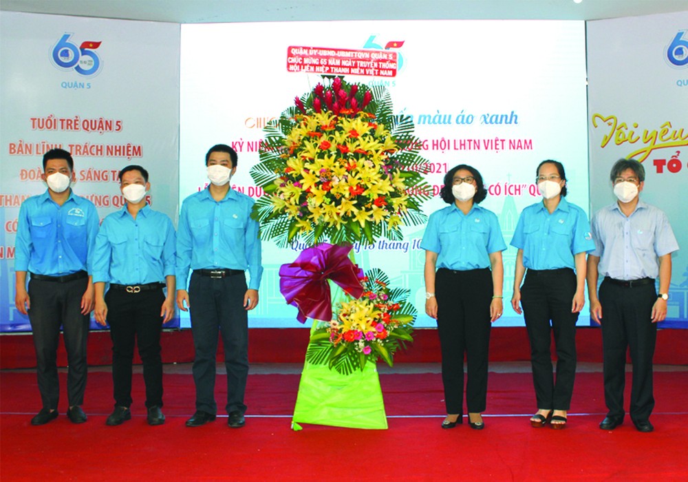 第五郡領導向該郡青年聯合會代表送花祝賀。