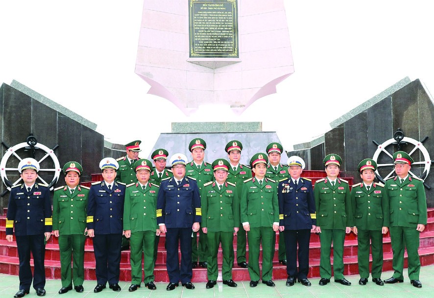 與會代表在 K15 碼頭遺跡區。