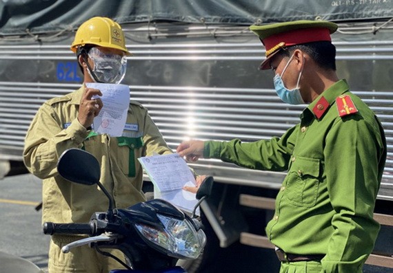 隆安省職能力量檢查新冠疫苗接種證書。