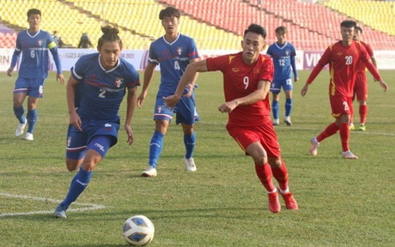 兩隊球員加速爭球