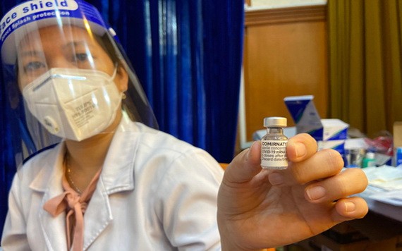 12至17歲少年接種由美國Pfizer-BioNTech生產的COMIRNATY新冠疫苗。