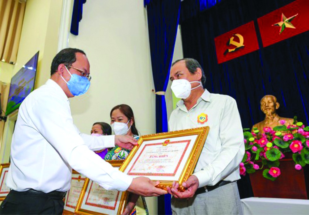市委副書記阮胡海向取得出色成績單位頒授獎狀。