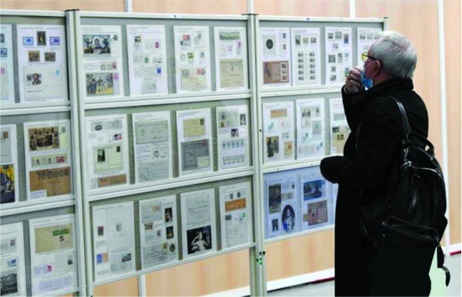 參觀者在觀賞郵展。