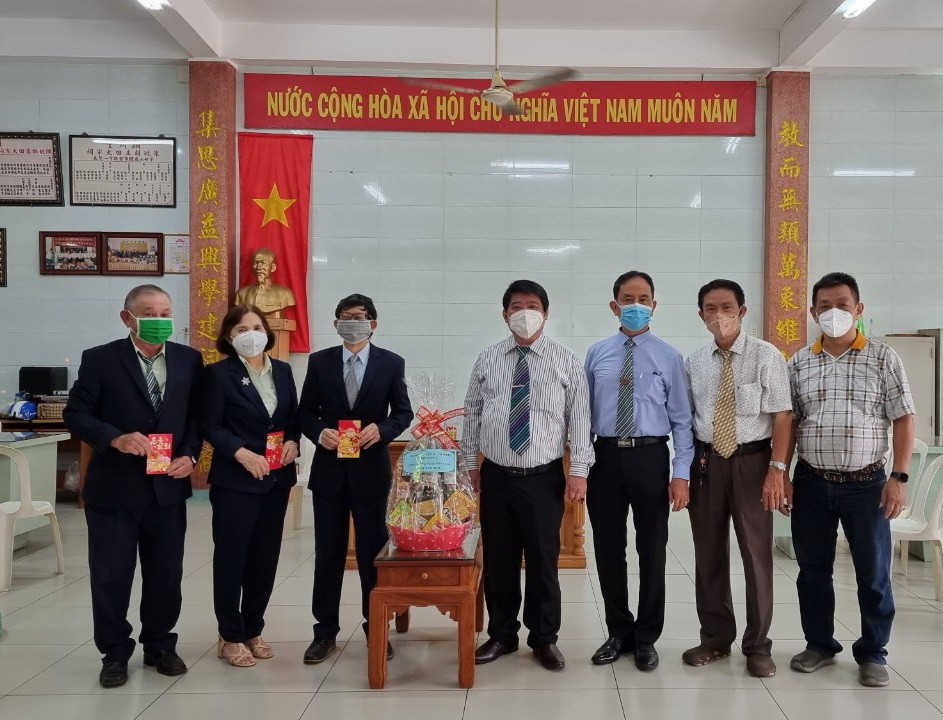 潁川雙語學校董事會董事長陳金泉、常值副董事長陳建寧、常務副董事長陳昶光、常務副董事長陳意洋昨(19)日上午前往學校向校委、教師和員工祝賀和贈送禮物。