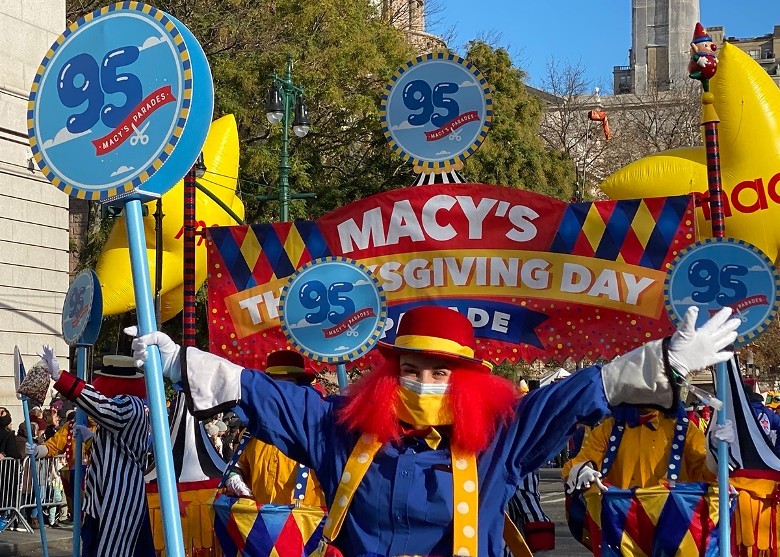 參與紐約感恩節巡遊的表演者需佩戴口罩。