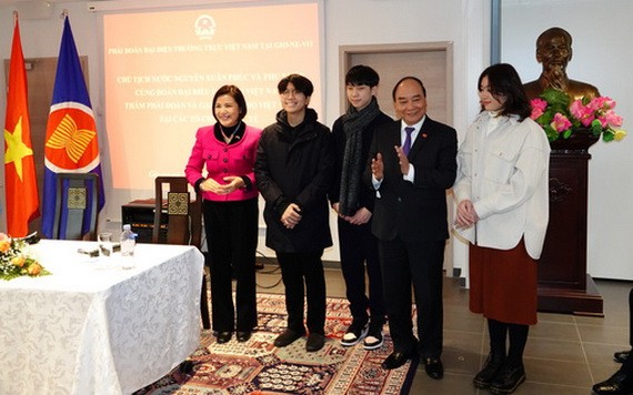 　　國家主席阮春福與越南常駐日內瓦代表團團長黎氏雪梅大使 在日內瓦與Vihelm研發組成員合影。