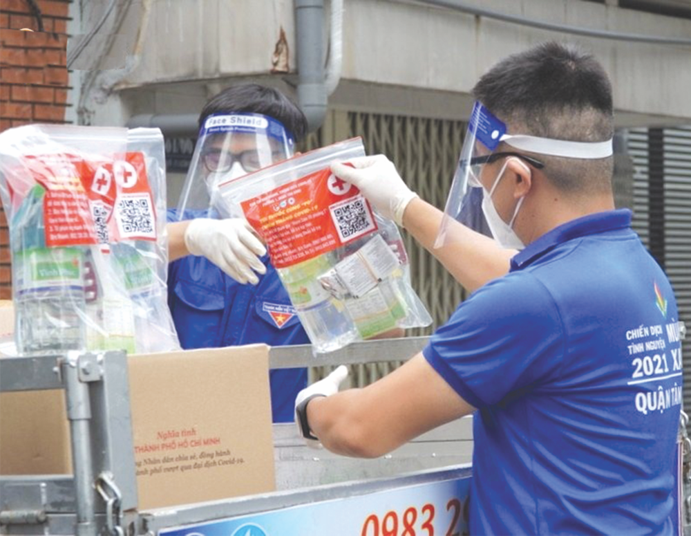 根據指引文本，屬於低風險的新冠患者可以居家治療並獲提供治療藥物。