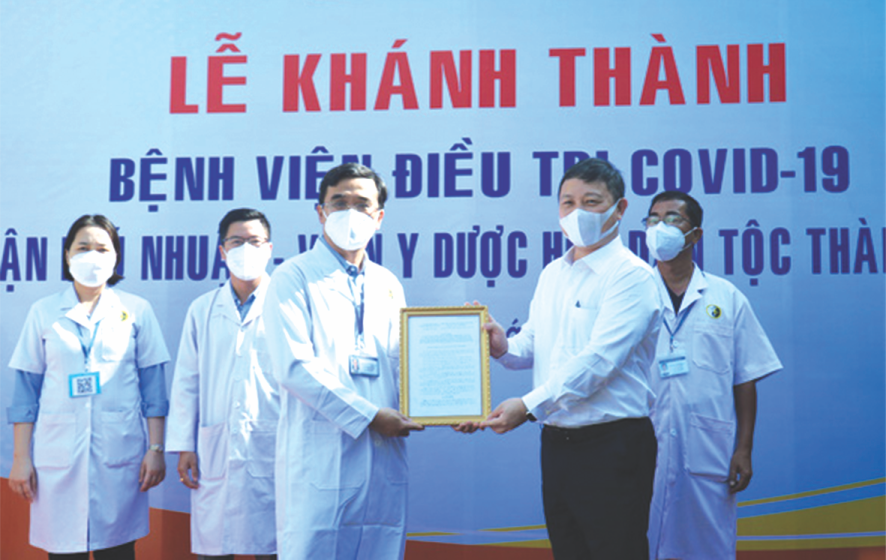 　　市人委會副主席楊英德(右)向富潤郡 新冠病例收治醫院頒授成立《決定》。