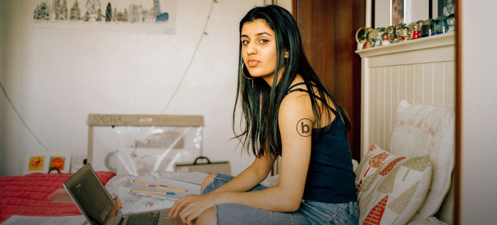 一個使用電腦的十幾歲女孩的照片上帶有“身體權利”標誌。（圖源：互聯網） 