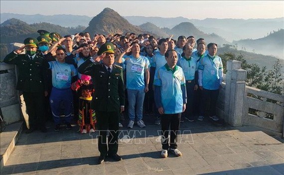 參賽運動員出席升旗儀式（圖源：TTXVN）