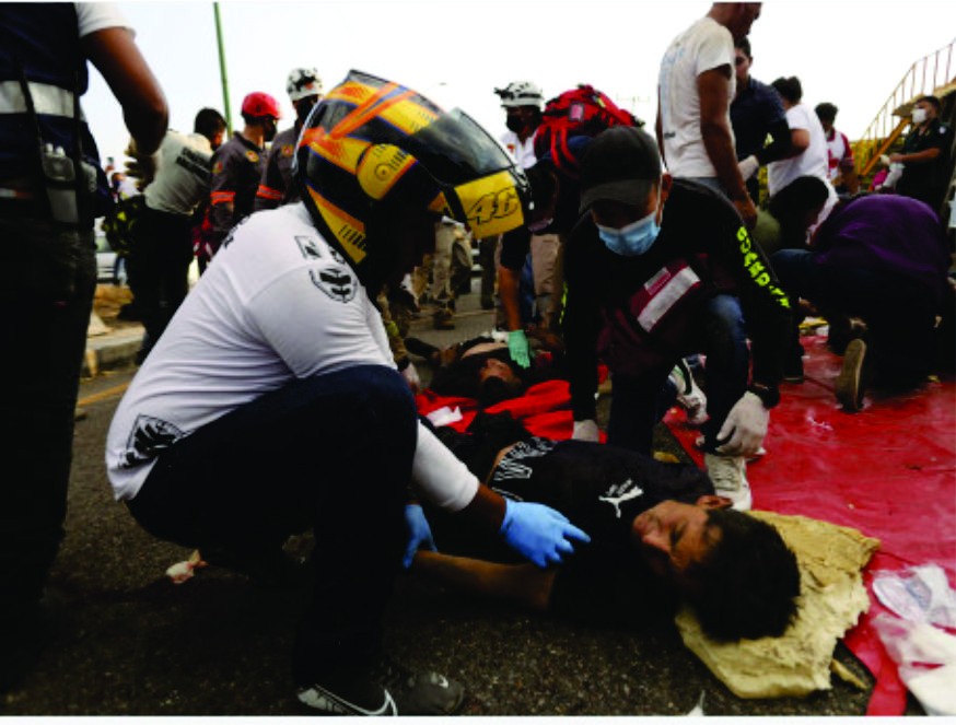 救援人員在翻車事故現場工作。