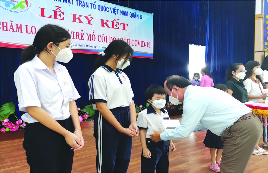 第八郡郡委副書記杜友智向孤兒贈送平板電腦，以方便在線學習。