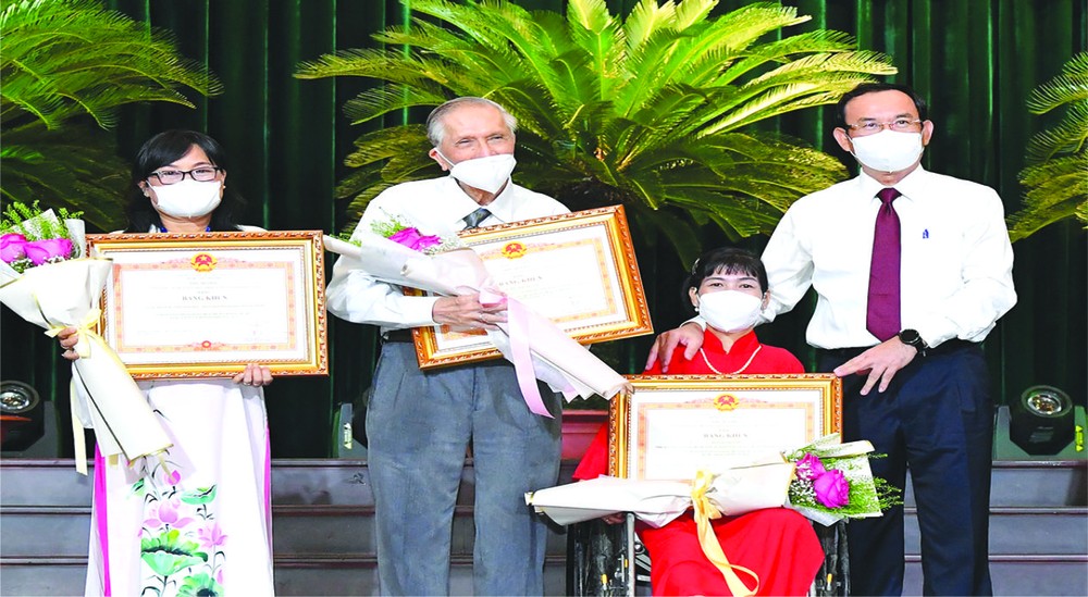 黨中央政治局委員、市委書記阮文年向各集體與個人頒發獎狀。