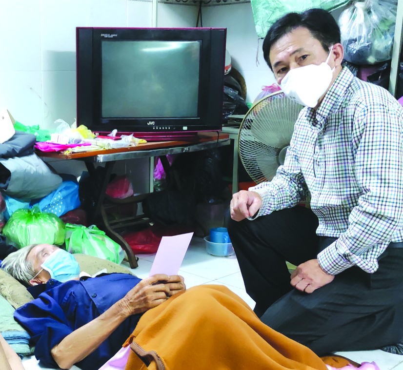 湯建宇先生代表中昊公司向陳勝祥贈送善款。