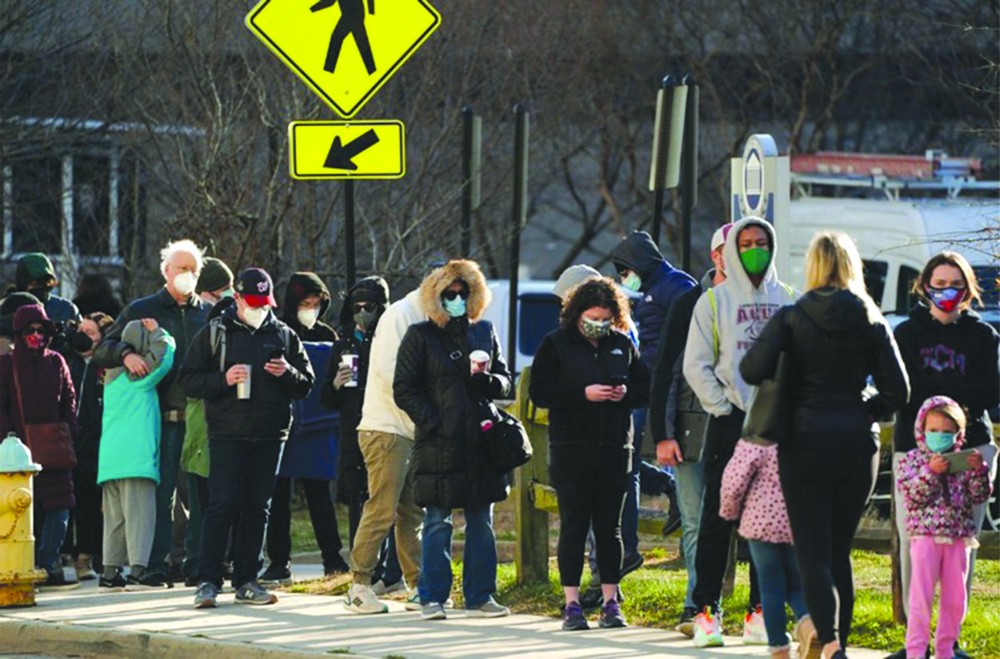 在美國弗吉尼亞州阿靈頓，人們排隊進行新冠病毒檢測。