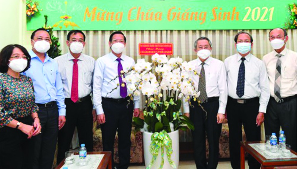 市人委會主席潘文邁祝賀蔡福祥牧師。