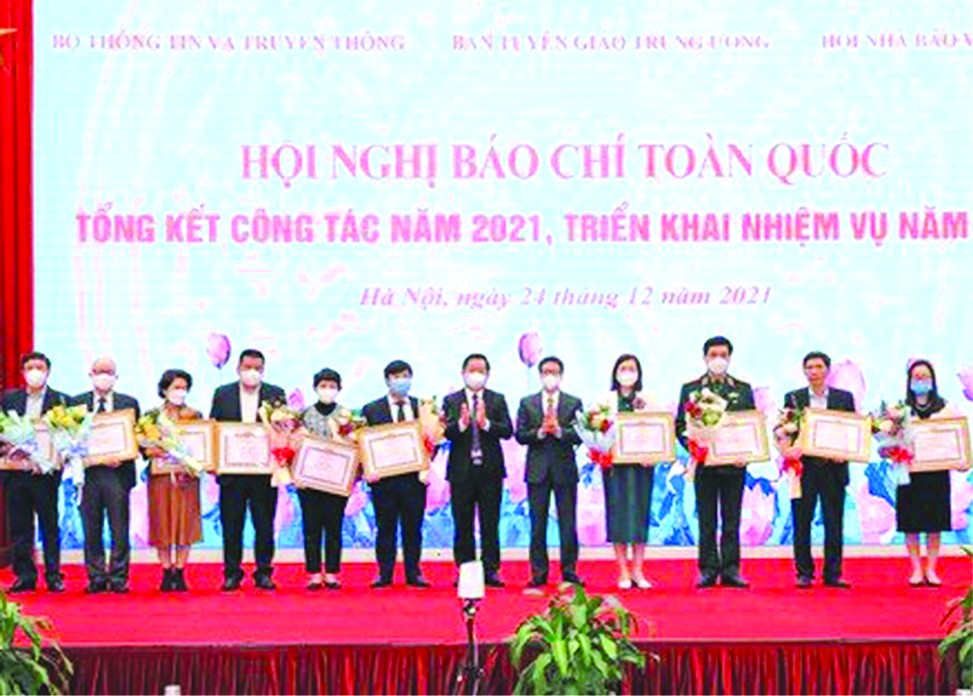 給獲表彰的新聞媒體機關頒發中央宣教部的獎狀。