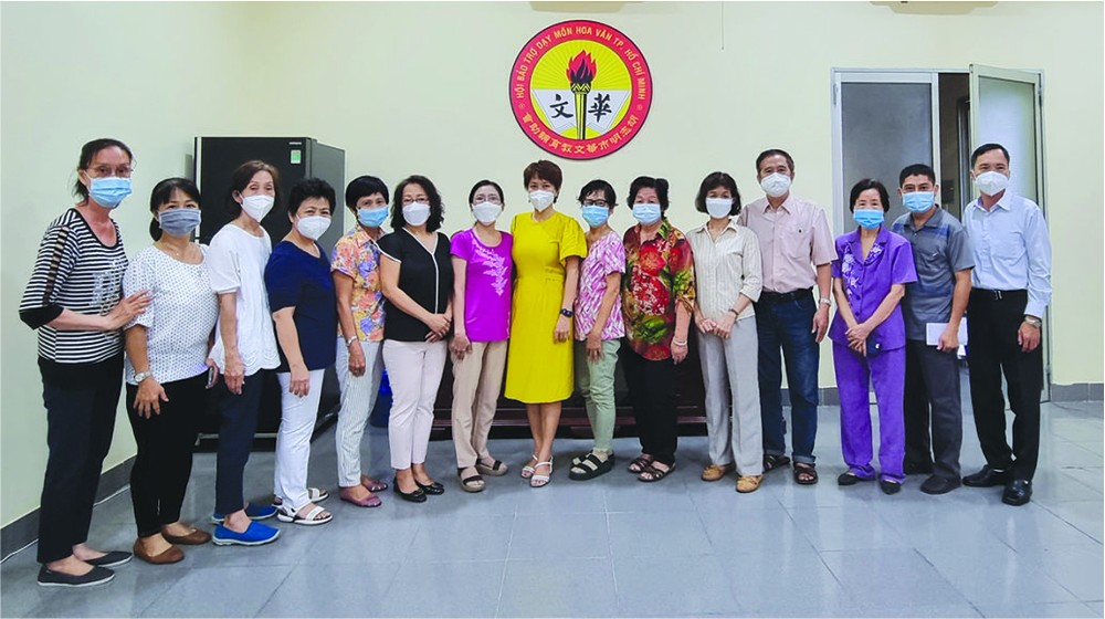 市師範大學中文系陳開春 教師(右八)與福中，禮文華文 中心教師合照。