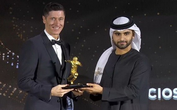 萊萬領取了環足獎