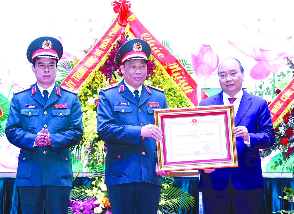 國家主席、人民武裝力量統領、國防安全委員會主席阮春福2021年12月31日在河內出席國防學院成立日45週年(1977.1.3-2022.1.3)紀念儀式並頒授一等捍衛祖國勳章。