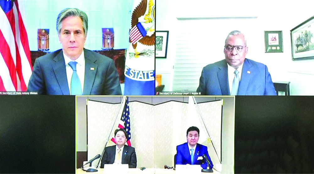 日美2+2視頻會議，美國務卿布林肯（左上），美國防部長奧斯汀（右上）。日本外相林芳正（左下）與日本防衛相岸信夫。