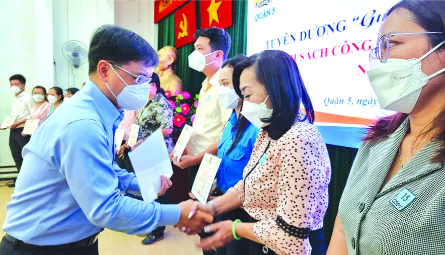 　　第五郡郡委書記阮孟強(左)頒發獎狀 給優秀黨員。