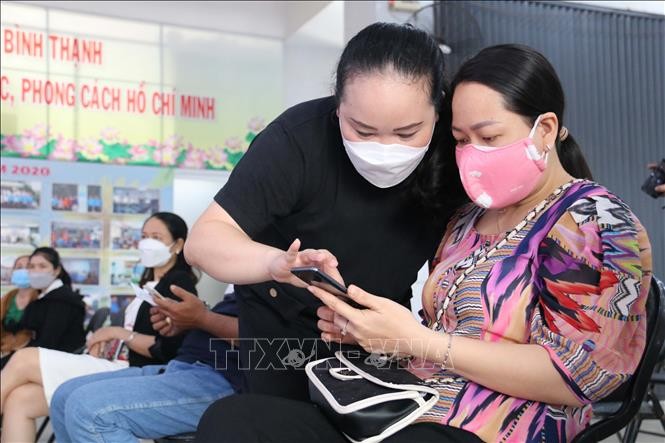 在線上工人集市上指引勞動者如何在線購物。