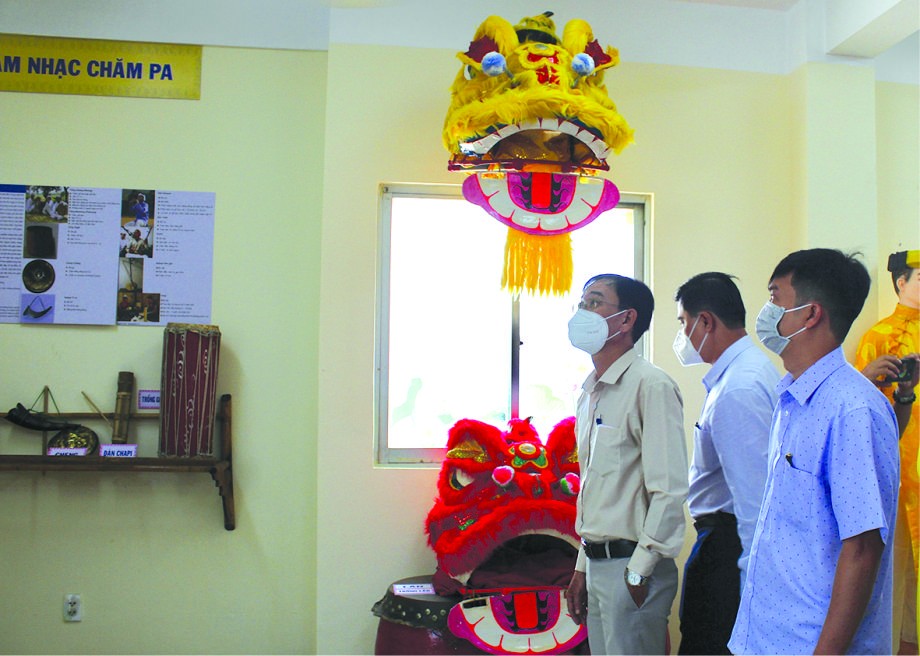 貴賓在“各民族服飾和樂器”陳列室參觀。