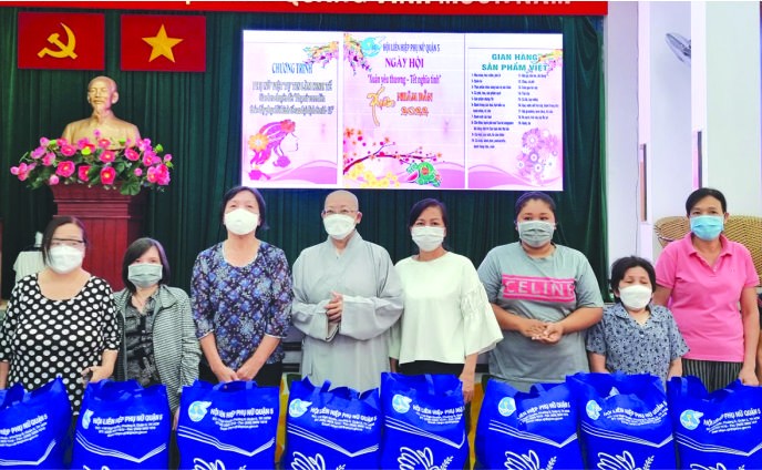 第五郡婦聯會邀請振淨法師（左四）向貧困婦女派發禮物。