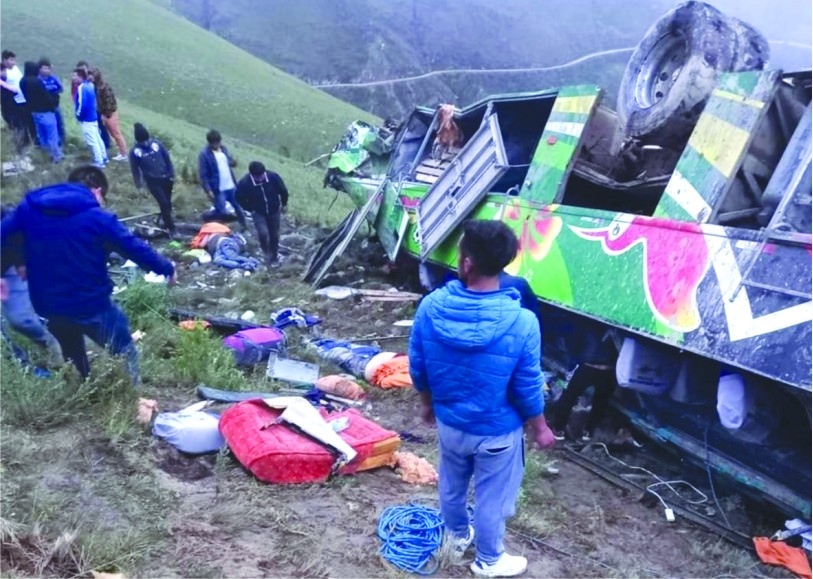 秘魯一長途客車墜崖致 20 死 33 傷