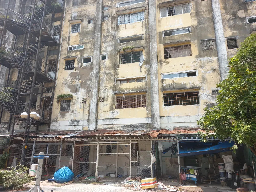 Chung cư Trúc Giang (quận 4, TPHCM) xuống cấp nghiêm trọng, toàn bộ cư dân sinh sống tại đây đã được di dời để đảm bảo an toàn