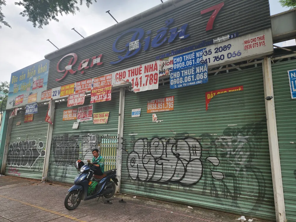 Một mặt bằng ở mặt tiền đường Võ Văn Tần (quận 3), trước đây là nhà hàng hải sản, nay đóng cửa, treo biển cho thuê. Ảnh: ĐỨC TRUNG Một mặt bằng ở mặt tiền đường Võ Văn Tần (quận 3), trước đây là nhà hàng hải sản, nay đóng cửa, treo biển cho thuê. Ảnh: ĐỨC TRUNG