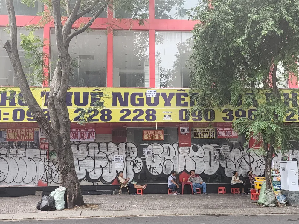 Mặt bằng có bề ngang vài chục mét bị bỏ trống nhiều ngày trên đường Hai Bà Trưng (phường Tân Định, quận 1). Ảnh: ĐỨC TRUNG Mặt bằng có bề ngang vài chục mét bị bỏ trống nhiều ngày trên đường Hai Bà Trưng (phường Tân Định, quận 1). Ảnh: ĐỨC TRUNG