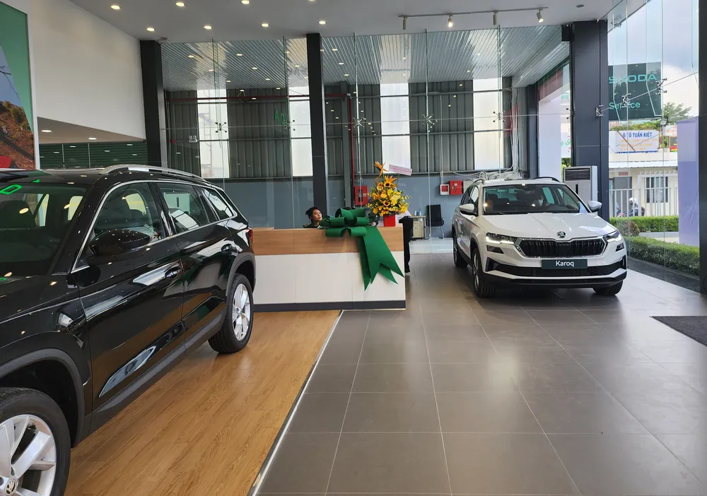 Một showroom ô tô trên đường Nguyễn Văn Lượng (quận Gò Vấp) chuyên bán xe nhập từ châu Âu vắng khách. Ảnh: ĐỨC TRUNG