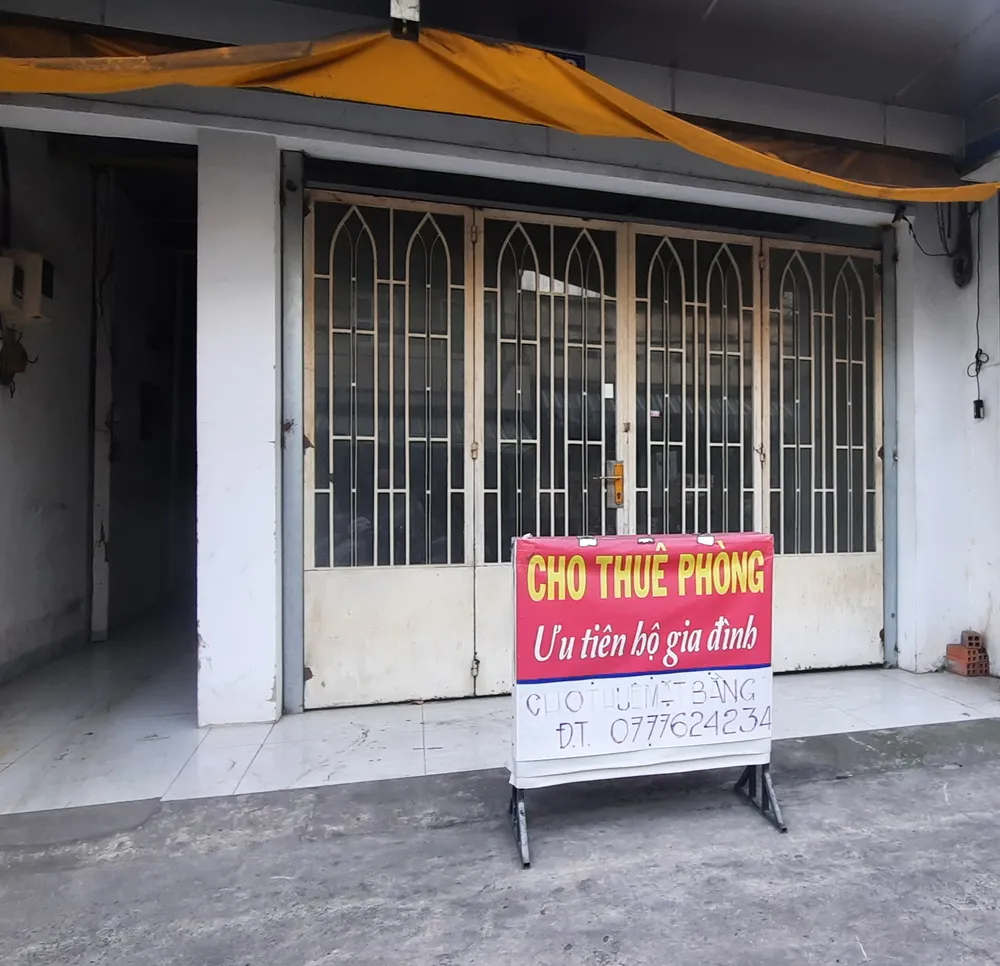 Biển cho thuê phòng được dựng ngay trước cửa nhà tại khu vực phường Tân Tạo A (quận Bình Tân). Ảnh: HẢI NGỌC Biển cho thuê phòng được dựng ngay trước cửa nhà tại khu vực phường Tân Tạo A (quận Bình Tân). Ảnh: HẢI NGỌC