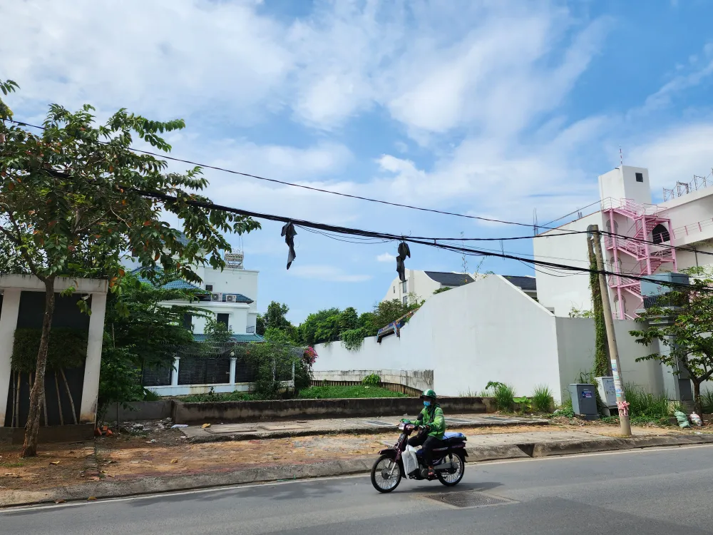 Công trình biệt thự ở số 165 Nguyễn Văn Hưởng, phường Thảo Điền có nhiều hạng mục xây dựng không phép. Ảnh: ĐỨC TRUNG