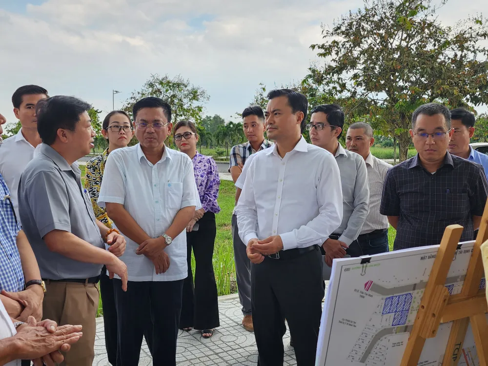 Phó Chủ tịch UBND TPHCM Bùi Xuân Cường kiểm tra hiện trường tại Khu tái định cư An Hạ, huyện Bình Chánh. Ảnh: ĐỨC TRUNG